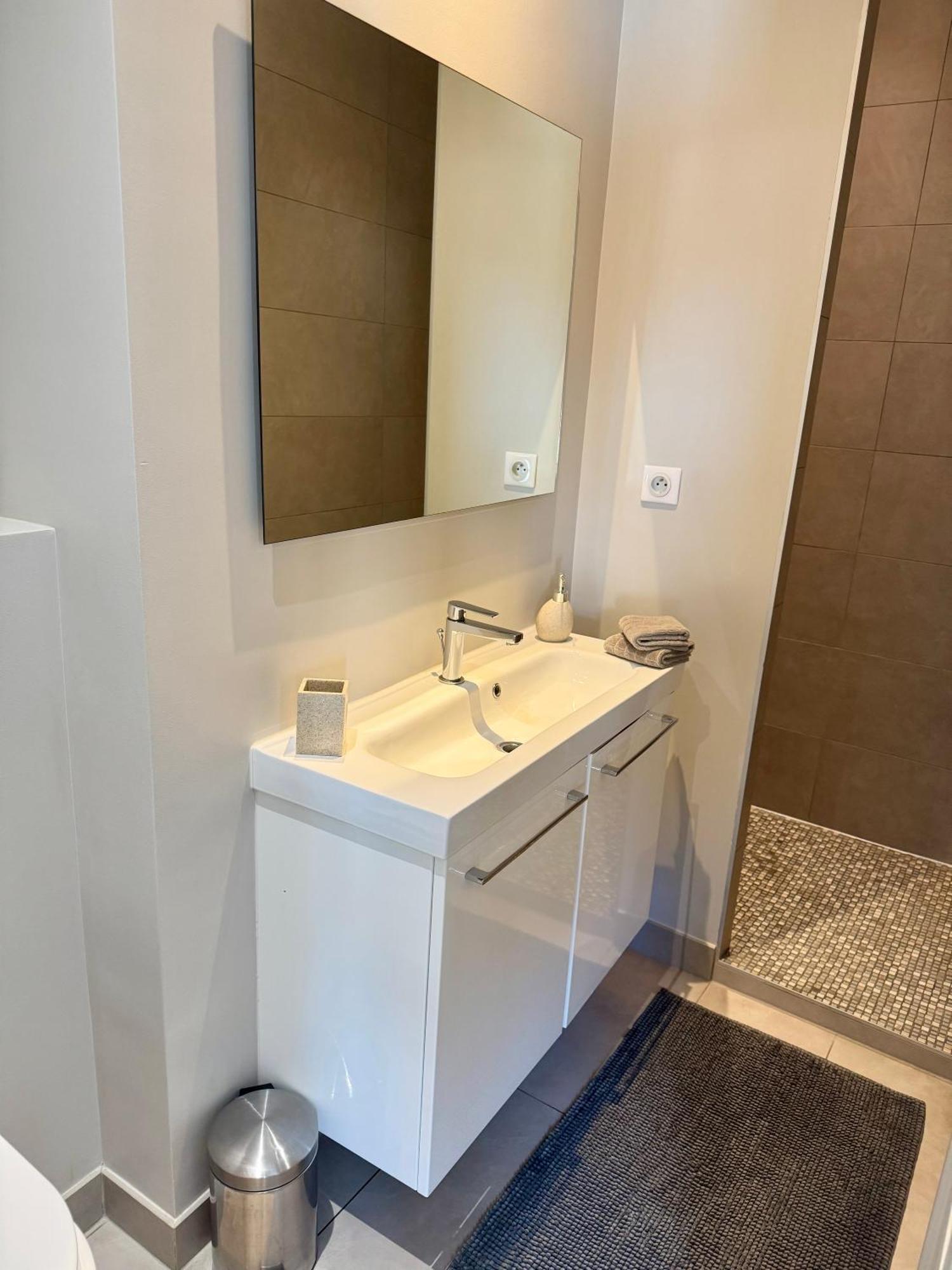 Bed and Breakfast Wisteria Фонтенбло Номер фото