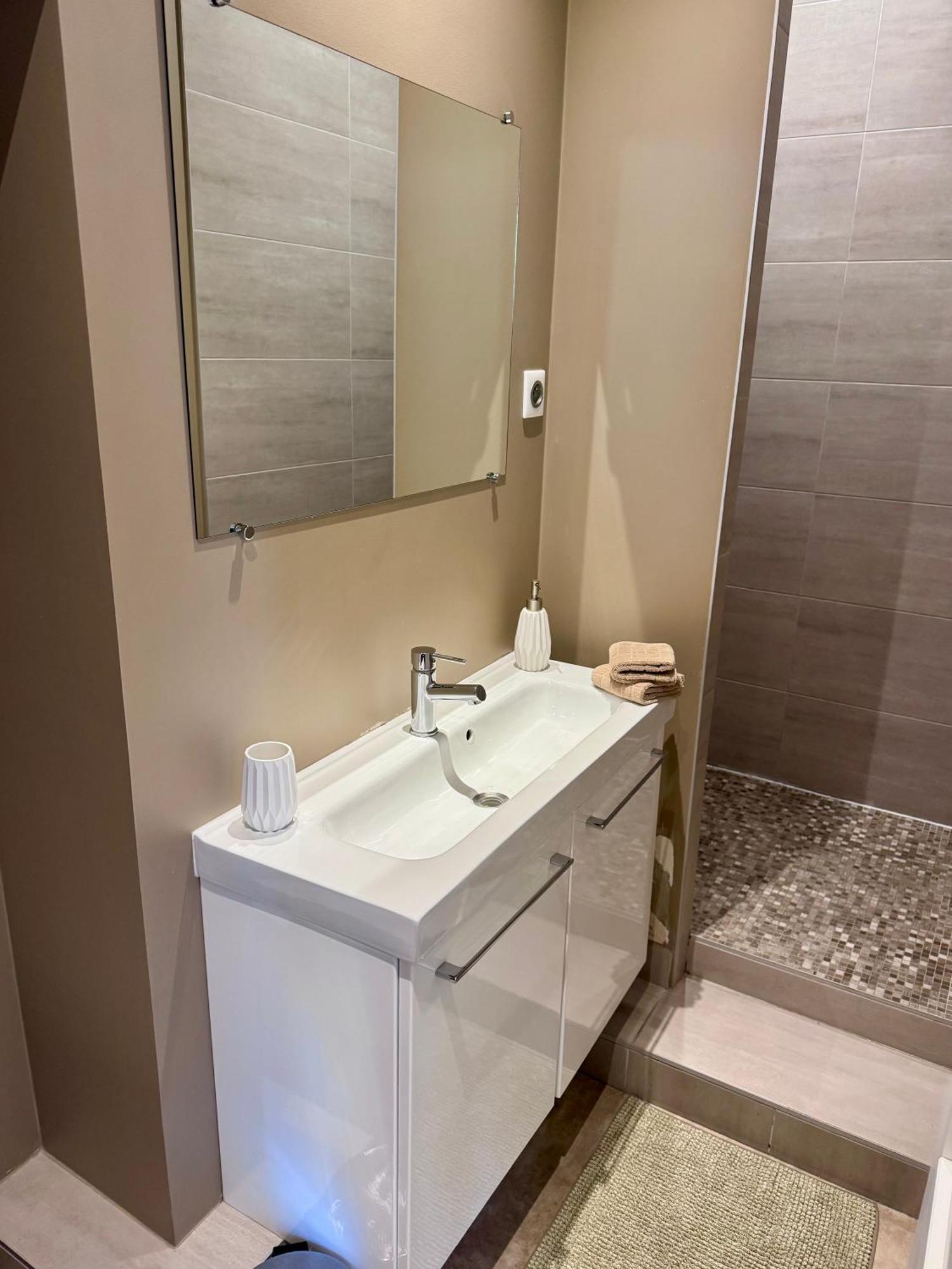 Bed and Breakfast Wisteria Фонтенбло Номер фото